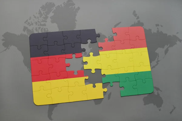 Rompecabezas con la bandera nacional de Alemania y Bolivia en un mapa del mundo de fondo . — Foto de Stock