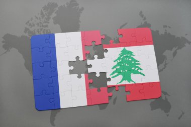bir dünya haritası arka plan üzerinde Fransa ve Lübnan ulusal bayrağı ile bulmaca.