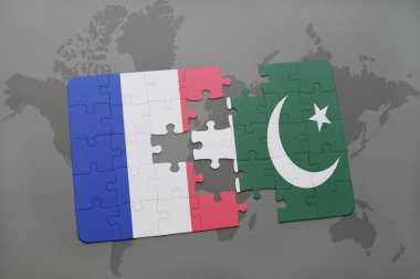 bir dünya haritası arka plan üzerinde Fransa ve Pakistan ulusal bayrağı ile bulmaca.