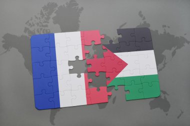 bir dünya haritası arka plan üzerinde Fransa ve Filistin ulusal bayrağı ile bulmaca.