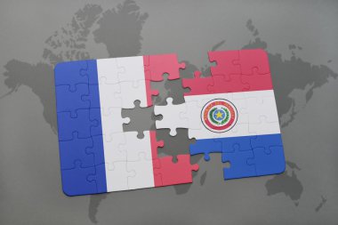 bir dünya haritası arka plan üzerinde Fransa ve Paraguay ulusal bayrağı ile bulmaca.