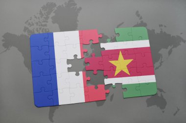 bir dünya haritası arka plan üzerinde fransa ve surinam ulusal bayrağı ile bulmaca.