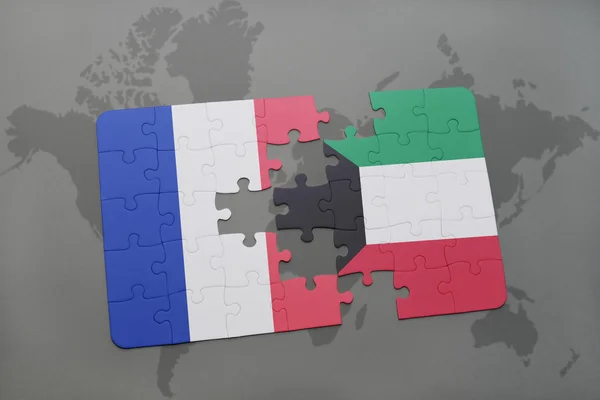 Puzzle con la bandiera nazionale di Francia e Kuwait su uno sfondo mappa del mondo . — Foto Stock