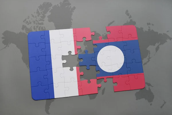 Puzzle mit der Nationalflagge von Frankreich und Laos auf einer Weltkarte Hintergrund. — Stockfoto