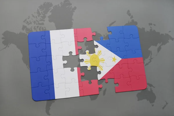 世界地図の背景にフランスとフィリピンの国旗とパズル. — ストック写真