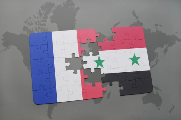 Puzzle avec le drapeau national de la france et de la syrie sur fond de carte du monde . — Photo