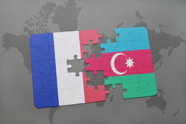 bir dünya haritası arka plan üzerinde Fransa ve Azerbaycan ulusal bayrağı ile bulmaca.