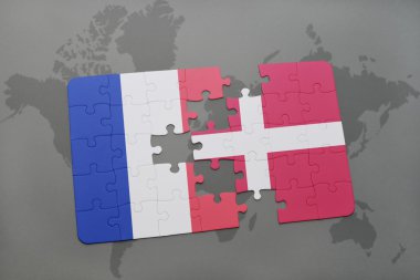 bir dünya haritası arka plan üzerinde Fransa ve Danimarka ulusal bayrağı ile bulmaca.