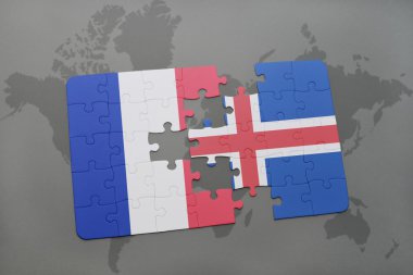 bir dünya haritası arka plan üzerinde Fransa ve İzlanda ulusal bayrağı ile bulmaca.