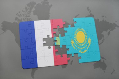 bir dünya haritası arka plan üzerinde Fransa ve Kazakistan ulusal bayrağı ile bulmaca.