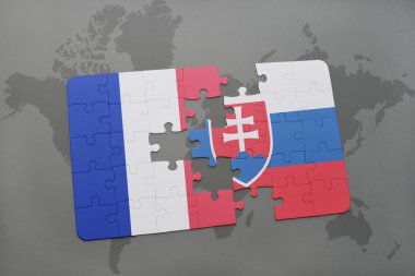 Fransa ve Slovakya ulusal bayrak dünya harita arka plan üzerinde ile bulmaca.