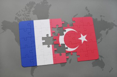 Fransa ve Türkiye'nin dünya harita arka plan üzerinde bayrağı ile bulmaca.
