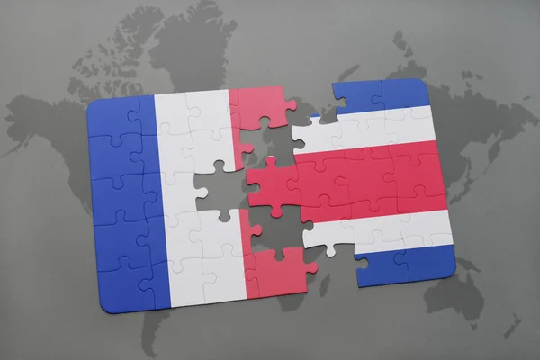 Hádanka s národní vlajkou Francie a Kostarika na pozadí světové mapy. — Stock fotografie