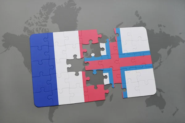 Puzzel met de nationale vlag van Frankrijk en de Faeröer eilanden op een wereld kaart achtergrond. — Stockfoto