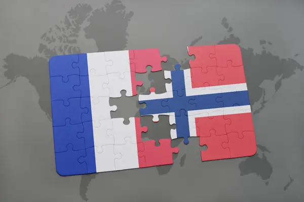 Головоломка з національним прапором Франції та Норвегії на фоні карти світу . — стокове фото