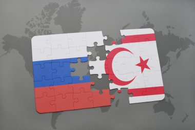 bir dünya haritası arka plan üzerinde Rusya ve Kuzey Kıbrıs ulusal bayrağı ile bulmaca.