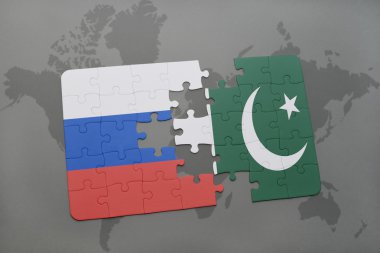 bir dünya haritası arka plan üzerinde Rusya ve Pakistan ulusal bayrağı ile bulmaca.