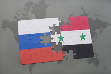bir dünya haritası arka plan üzerinde Rusya ve Suriye ulusal bayrağı ile bulmaca.