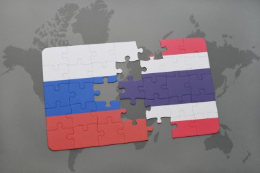 bir dünya haritası arka plan üzerinde Rusya ve Tayland ulusal bayrağı ile bulmaca.