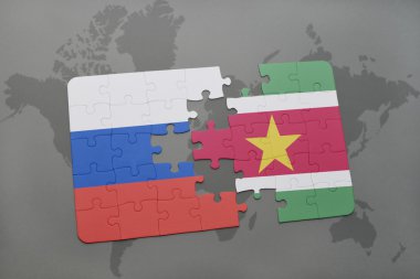 bir dünya haritası arka plan üzerinde rusya ve surinam ulusal bayrağı ile bulmaca.