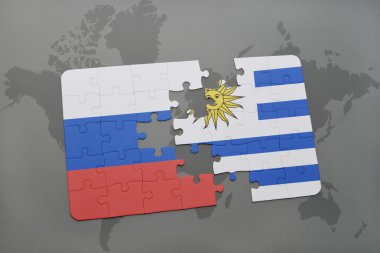 bir dünya haritası arka plan üzerinde Rusya ve Uruguay ulusal bayrağı ile bulmaca.