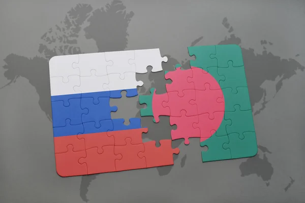 Puzzel met de nationale vlag van Rusland en Bangladesh op een wereld kaart achtergrond. — Stockfoto