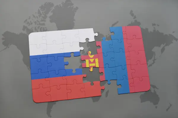 Puzzel met de nationale vlag van Rusland en Mongolië op een wereld kaart achtergrond. — Stockfoto