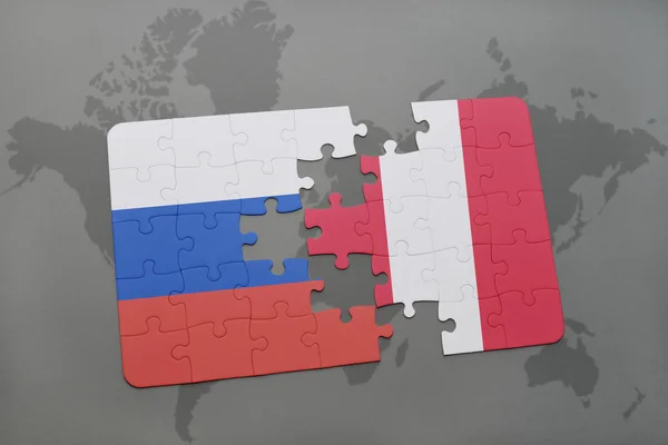 विश्व मानचित्र पृष्ठभूमि पर रूस और पेरू के राष्ट्रीय ध्वज के साथ पहेली . — स्टॉक फ़ोटो, इमेज
