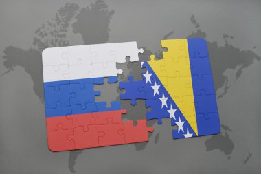 bir dünya haritası arka plan üzerinde Rusya ve Bosna-Hersek ulusal bayrağı ile bulmaca.