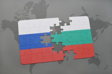 bir dünya haritası arka plan üzerinde Rusya ve Bulgaristan ulusal bayrağı ile bulmaca.