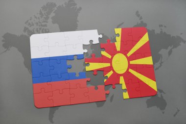 bir dünya haritası arka plan üzerinde Rusya ve Makedonya ulusal bayrağı ile bulmaca.