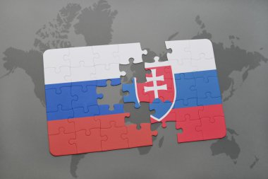 bir dünya haritası arka plan üzerinde Rusya ve Slovakya ulusal bayrağı ile bulmaca.