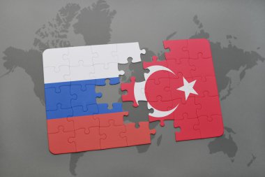 bir dünya haritası arka plan üzerinde Rusya ve Türkiye'nin ulusal bayrağı ile bulmaca.