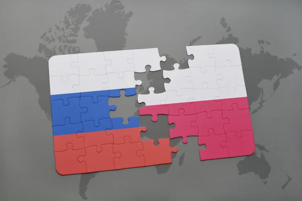 Puzzel met de nationale vlag van Rusland en Polen op een wereld kaart achtergrond. — Stockfoto