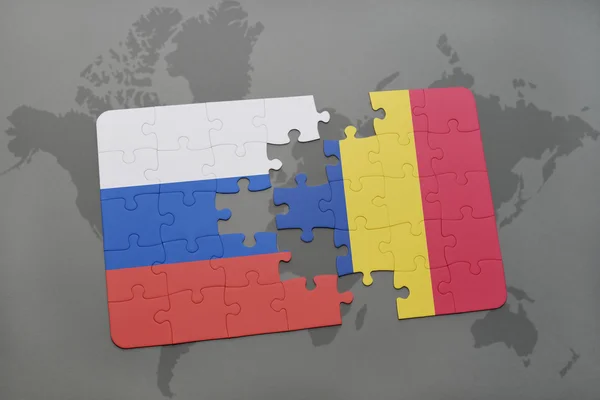 Puzzel met de nationale vlag van Rusland en Roemenië op een wereld kaart achtergrond. — Stockfoto