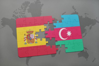 bir dünya haritası arka plan üzerinde İspanya ve Azerbaycan ulusal bayrağı ile bulmaca.