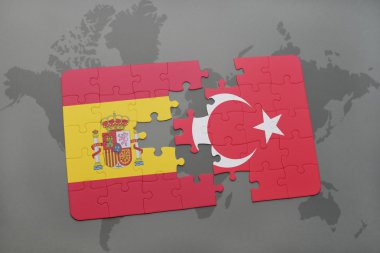 bir dünya haritası arka plan üzerinde İspanya ve Türkiye'nin ulusal bayrağı ile bulmaca.