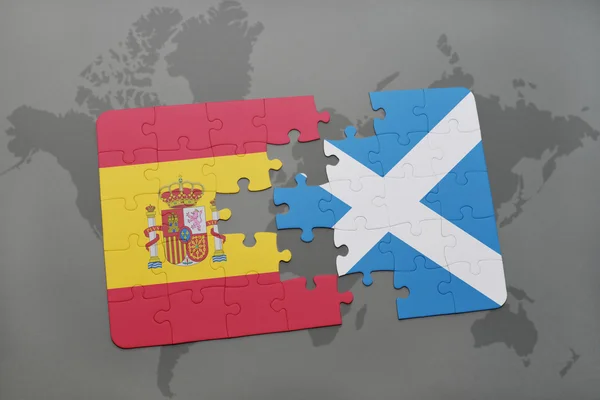 Puzzle z flagą Hiszpanii i Szkocji na mapie świata tle. — Zdjęcie stockowe