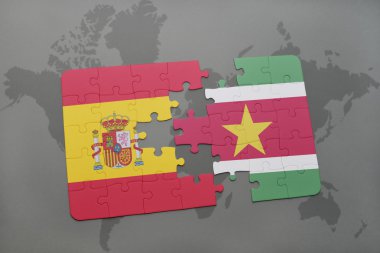 bir dünya haritası arka plan üzerinde İspanya ve surinam ulusal bayrağı ile bulmaca.