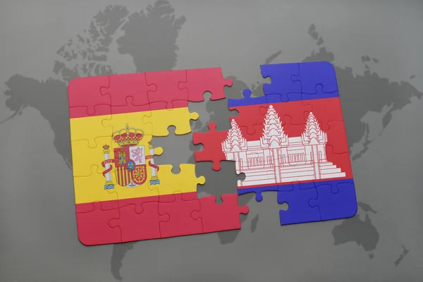 Puzzle z flagą Hiszpanii i Kambodży na tle mapy świata. — Zdjęcie stockowe