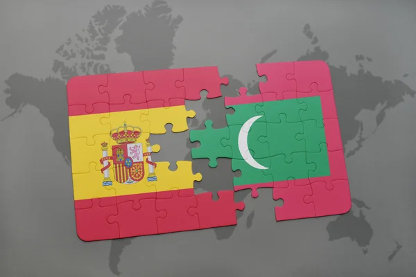世界地图背景上西班牙和马尔代夫国旗的拼图. — 图库照片