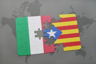 bir dünya haritası arka plan üzerinde İtalya ve Katalonya ulusal bayrağı ile bulmaca.