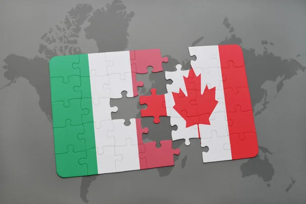 Puzzle con la bandiera nazionale d'Italia e Canada su sfondo mappa del mondo . — Foto Stock