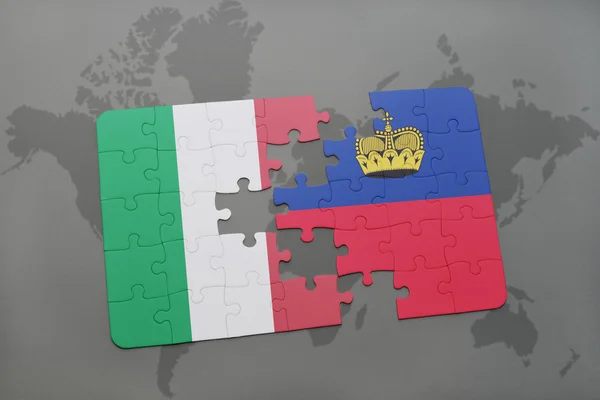 Bir dünya haritası arka plan üzerinde İtalya ve lihtenştayn ulusal bayrağı ile bulmaca. — Stok fotoğraf