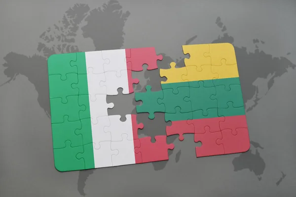 Bir dünya haritası arka plan üzerinde İtalya ve Litvanya ulusal bayrağı ile bulmaca. — Stok fotoğraf