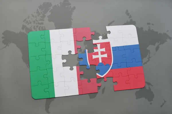 益智与世界地图背景上的意大利和斯洛伐克国旗. — 图库照片
