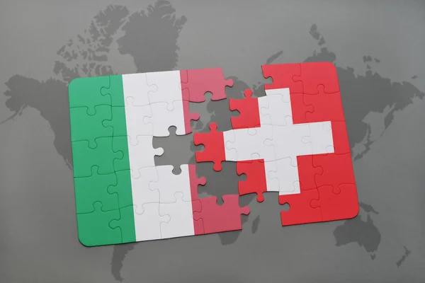 İtalya ve İsviçre ulusal bayrak dünya harita arka plan üzerinde ile bulmaca. — Stok fotoğraf