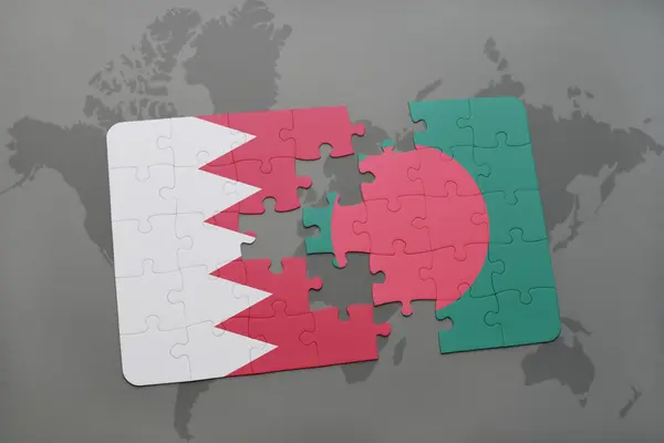 Puzzle avec le drapeau national du bahreïn et du bangladesh sur un fond de carte du monde . — Photo