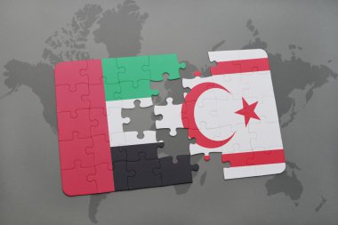 bir dünya haritası arka plan üzerinde birleşik arap emirlikleri ve kuzey Kıbrıs ulusal bayrağı ile bulmaca.