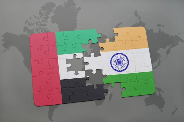 Головоломка с национальным флагом объединенных арабских эмиратов и Индии на фоне карты мира . — стоковое фото